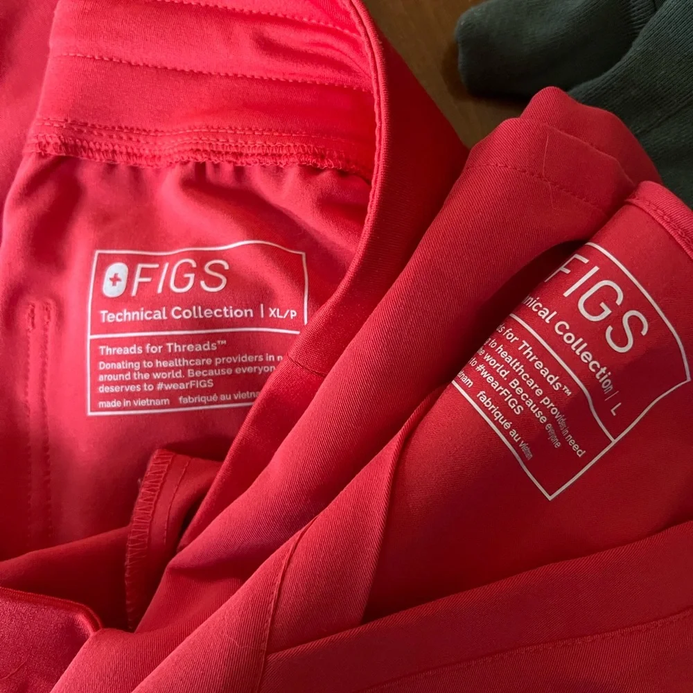 Figs Scrub Set - Red - Picture 2 of 3